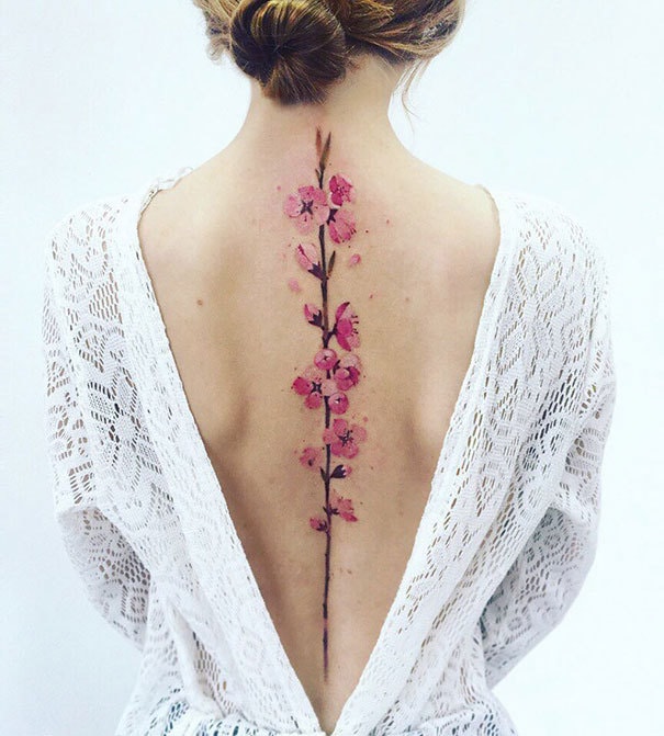 Красивые татуировки для девушек на пояснице